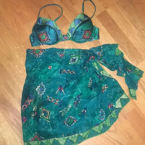 Gottex swimwear. Bikini top with matching sarong. - Picture 4 of 5